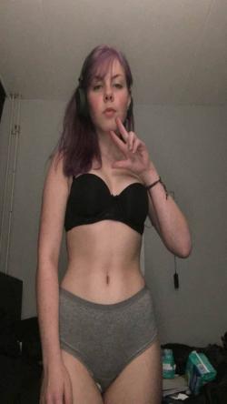 lovelycamgirl77's avatar